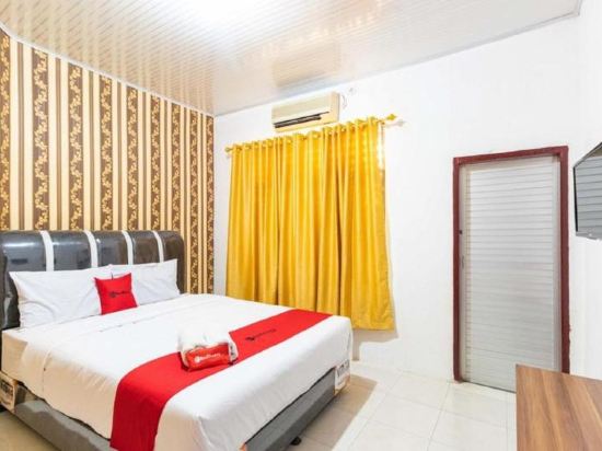 RedDoorz Plus near Universitas Sumatera Utara - Tap to explore photos