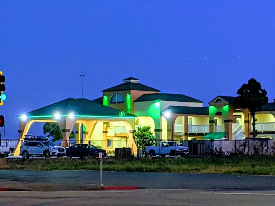 Quality Inn & Suites Crescent City Redwood Coast - Tap to explore photos