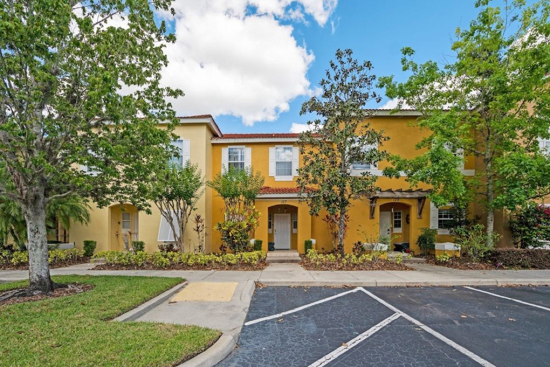 Townhouse w Private Hot Tub and Patio