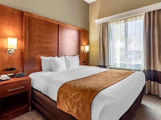 Comfort Suites Batesville - Tap to explore photos