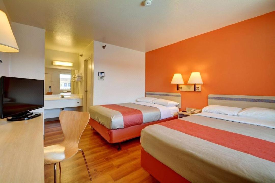Motel 6 Windsor Locks, CT - Hartford