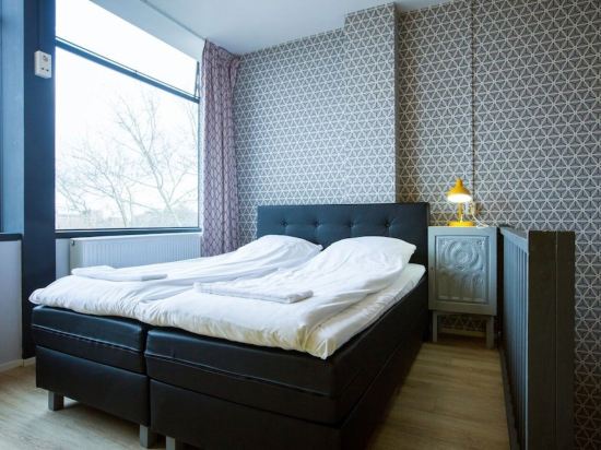 WOW Hostel Amsterdam - Tap to explore photos