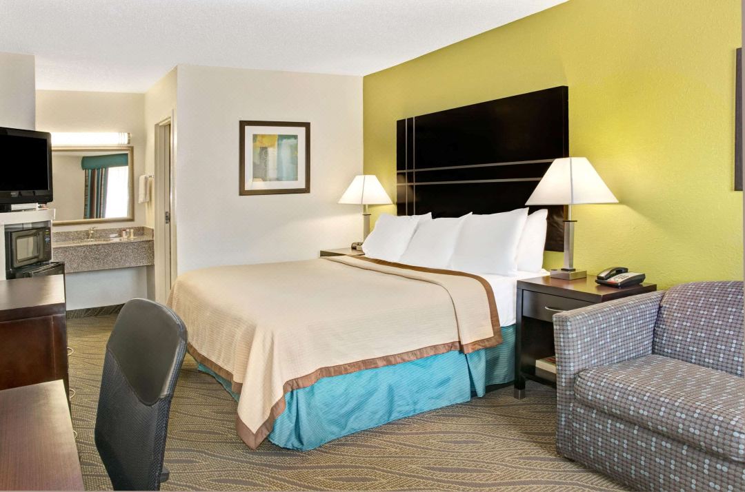 Howard Johnson by Wyndham Houston Heights/Downtown
