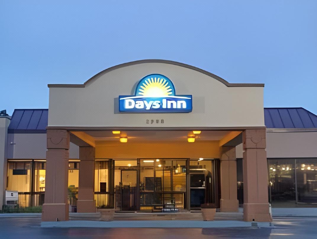 Days Inn & Suites by Wyndham Charleston Airport West