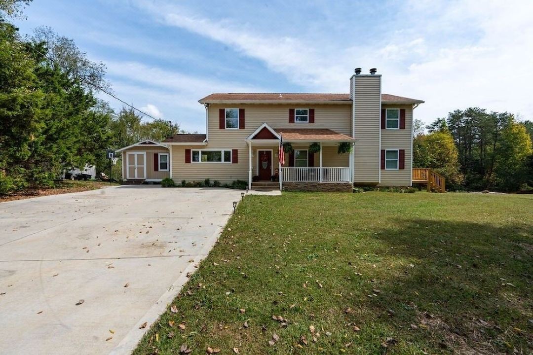 Mother's Dream Fishin' Hole 4 Bedroom Home by RedAwning