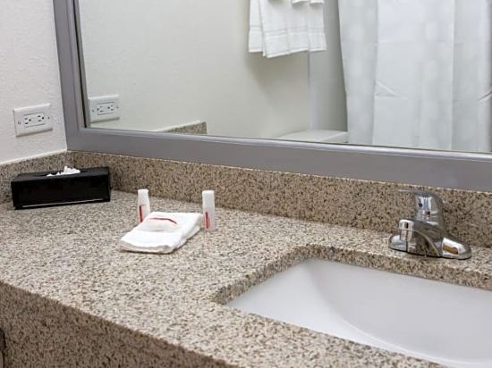 Ramada Plaza by Wyndham Chicago North Shore - Tap to explore photos