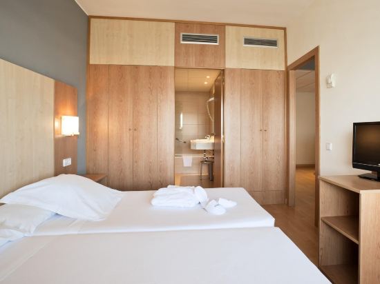 Hotel ILUNION Romareda - Tap to explore photos