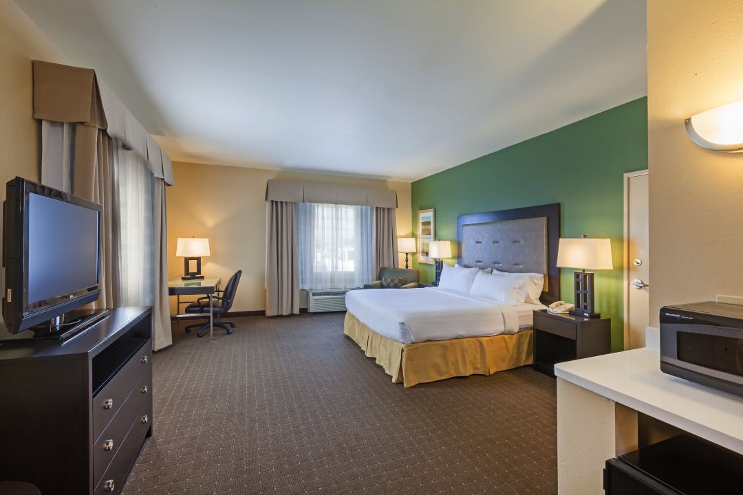 Holiday Inn Express & Suites Eagle Pass