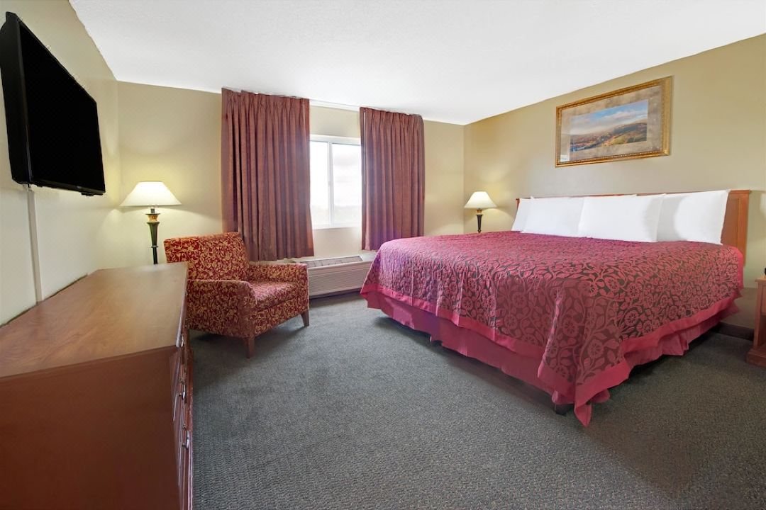 Days Inn & Suites by Wyndham St. Louis/Westport Plaza