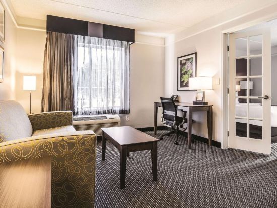 La Quinta Inn & Suites by Wyndham Alexandria Airport - Tap to explore photos