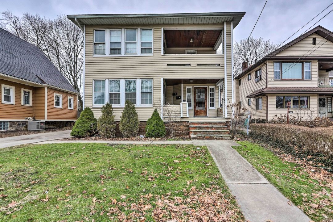 Lakewood Home w/ Yard ~ 8 Mi to Cleveland!