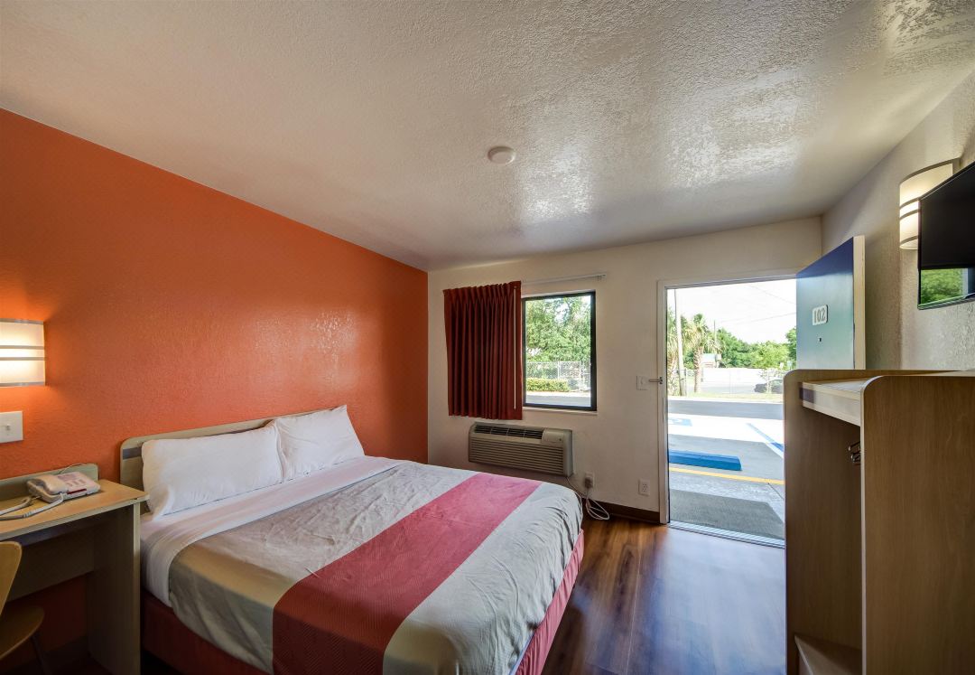 Motel 6 Lakeland, FL