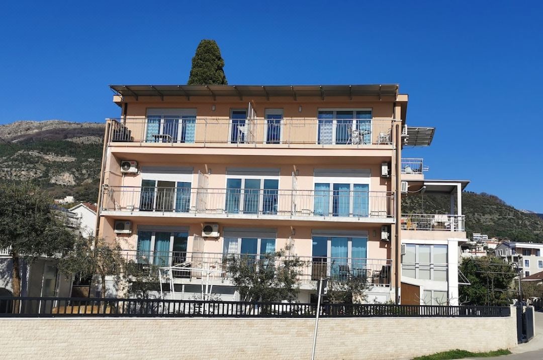 Qumi Apartments