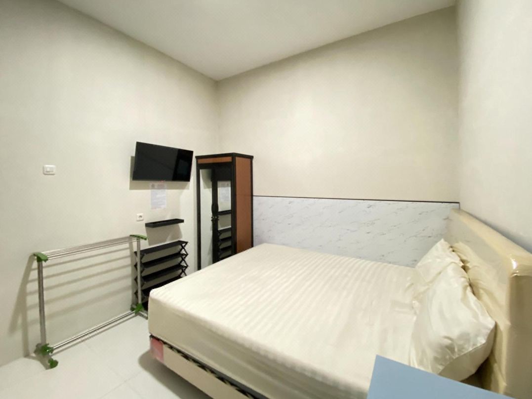 Modern Stay Near Roxy Mall Jember RedPartner