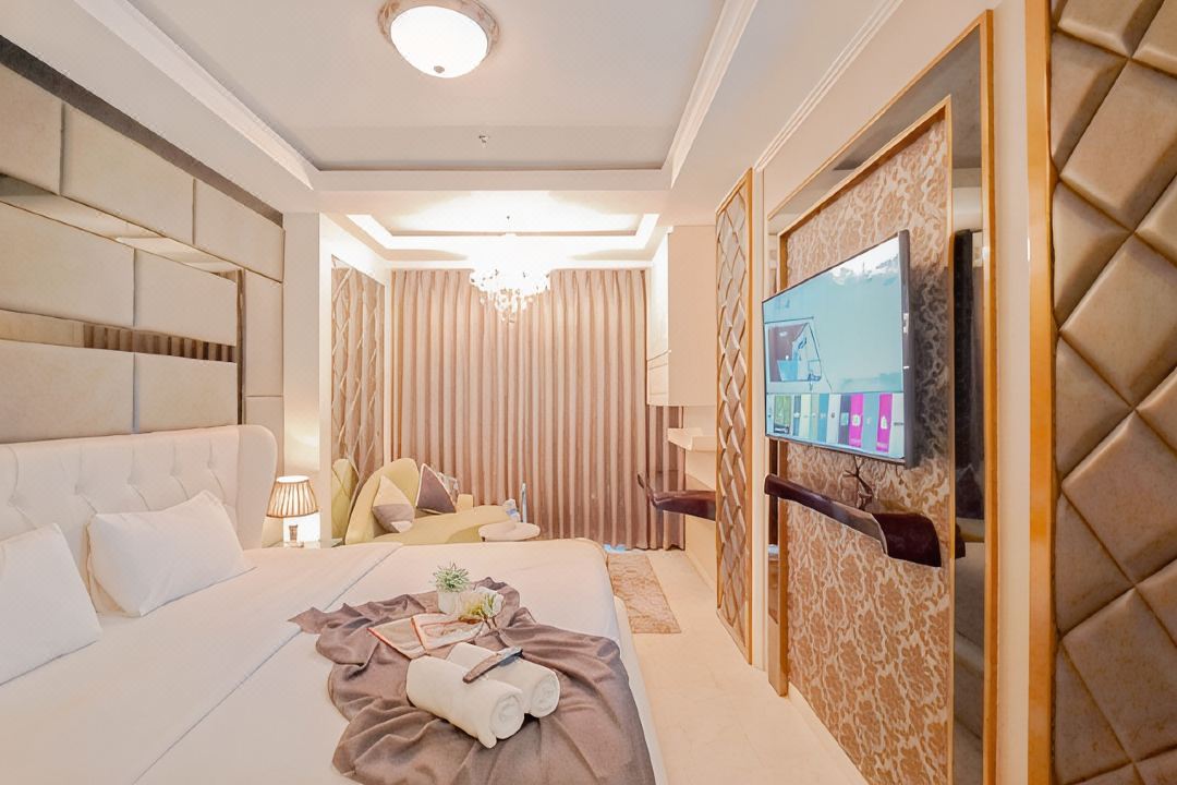 Warm Studio Apartment at Art Deco By Travelio