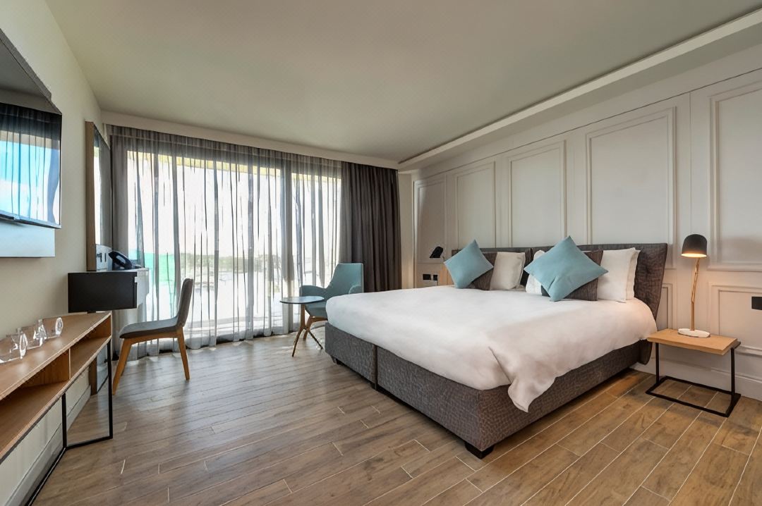 Land's End, Boutique Hotel