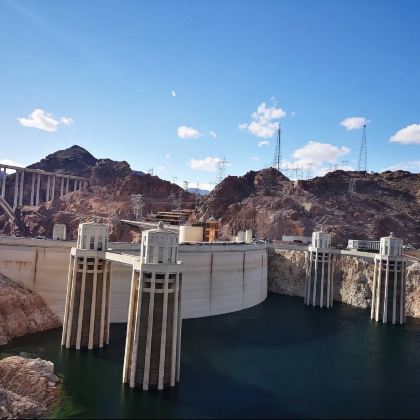 胡佛水坝+七彩巨石阵+胡佛水坝博物馆半日游【13人精品小团】 胡佛水坝+七彩巨石阵+胡佛水坝博物馆半日游【13人精品小团】