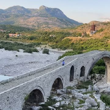 斯库台经典包车:传说城堡+观鸟湖+文艺街+铅顶建筑 斯库台经典包车:传说城堡+观鸟湖+文艺街+铅顶建筑