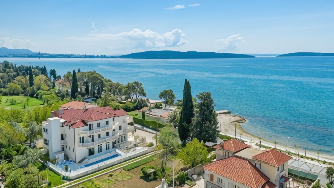 Hotel Riva Kaštela with Swimming Pool