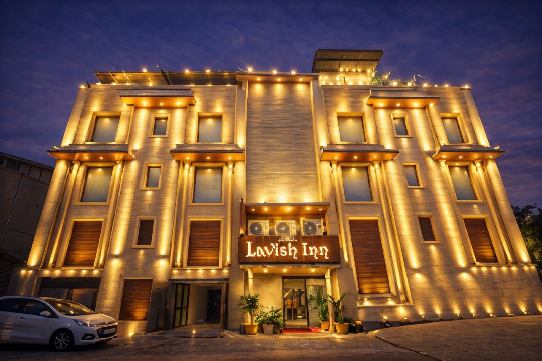 Qotel Signature Lavish Inn - Hotel in Rajouri Garden Near Metro & Pacific Mall