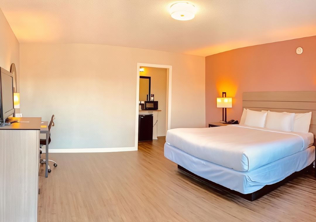 Econo Lodge Inn & Suites