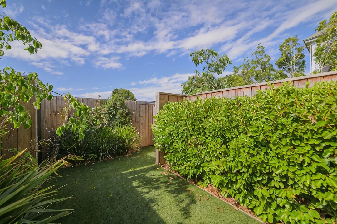 Central Gloucester Escape Stylish 2BR Townhouse