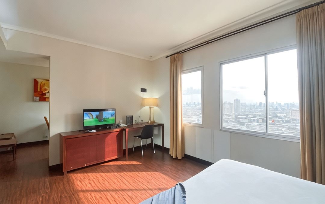1Br Queen Bed at Ancol Marina Apartment Near Dufan by Travelio