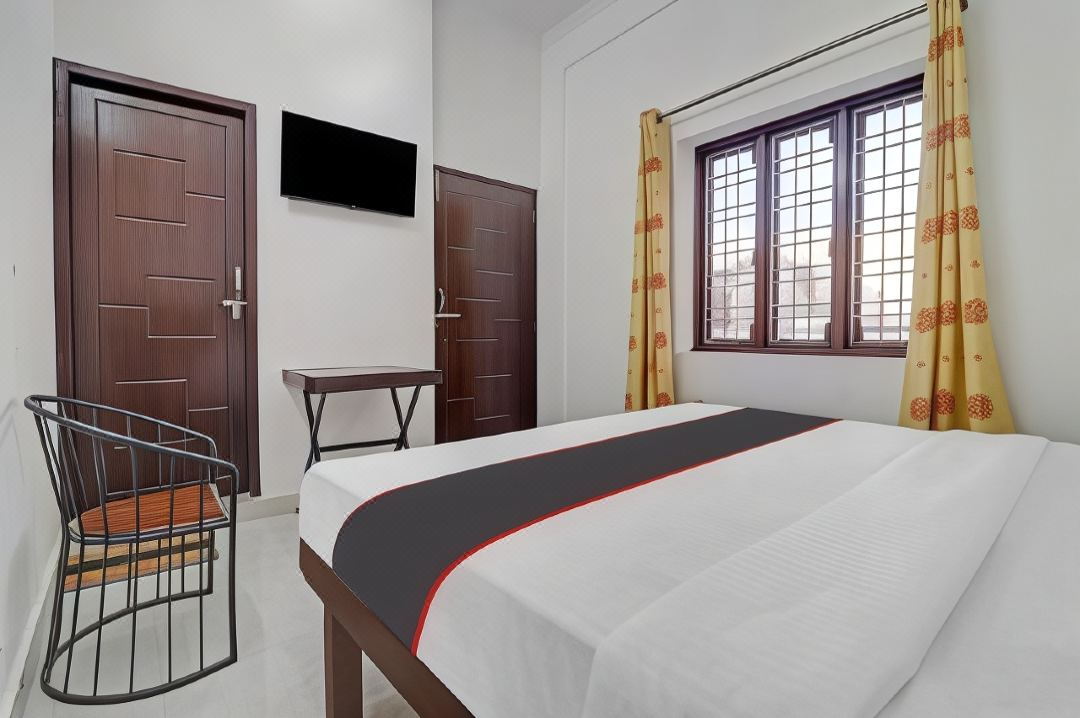 Flagship Chaudhary Guest House & Restaurant