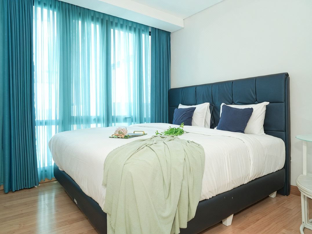 Chic and Warm Studio with Super King Bed at Capitol Suites Apartment By Travelio