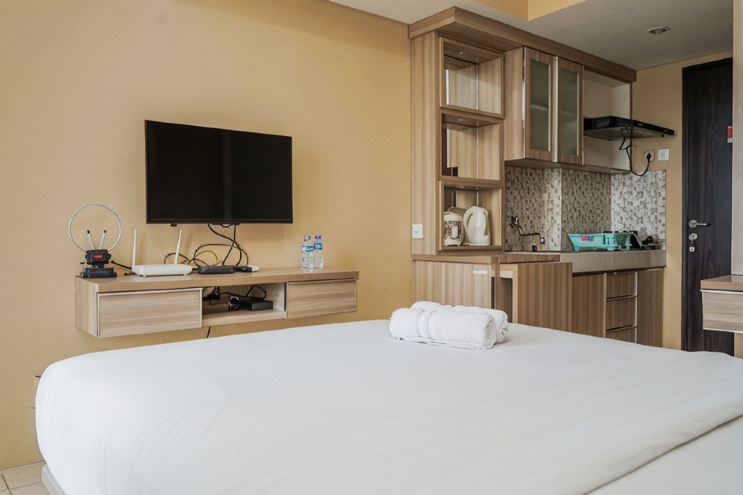 Modern and Relax Studio Room at Serpong Greenview Apartment by Travelio