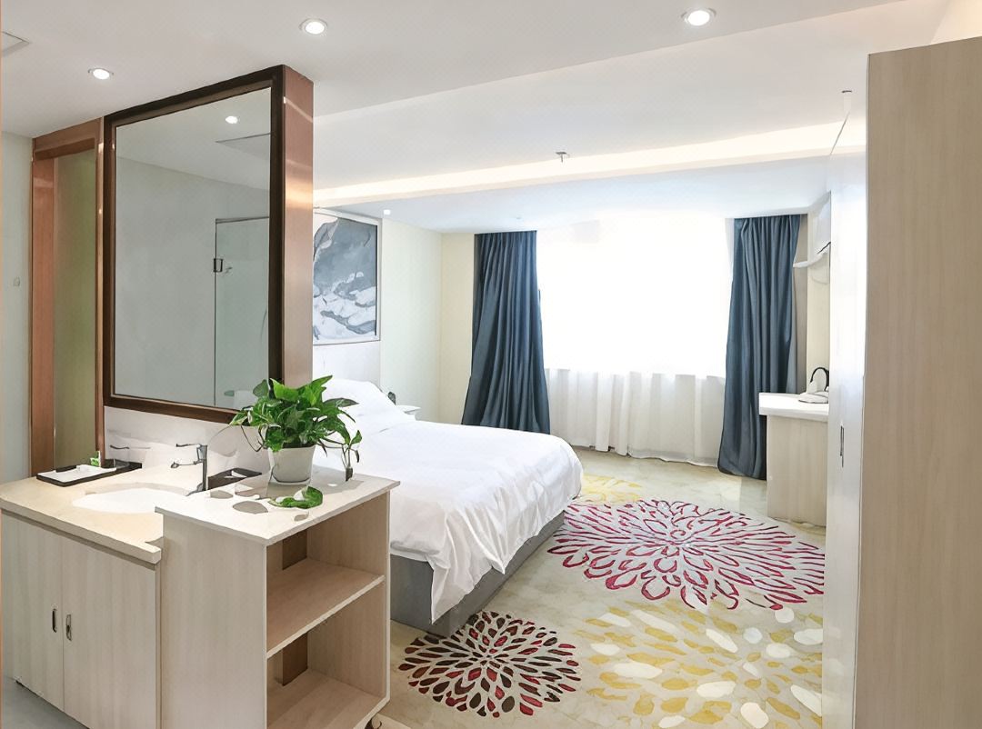 Holiday Hotel
