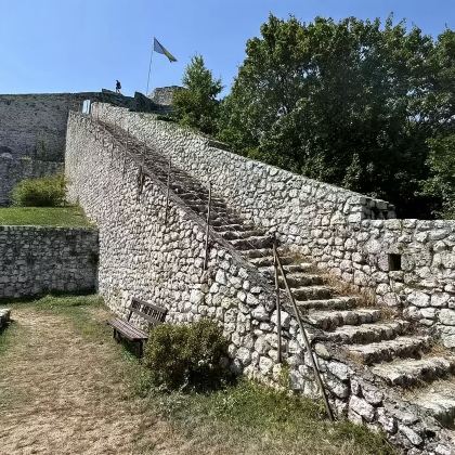 特拉夫尼克包车行:城堡、清真寺、博物馆、蓝溪与雪山 特拉夫尼克包车行:城堡、清真寺、博物馆、蓝溪与雪山