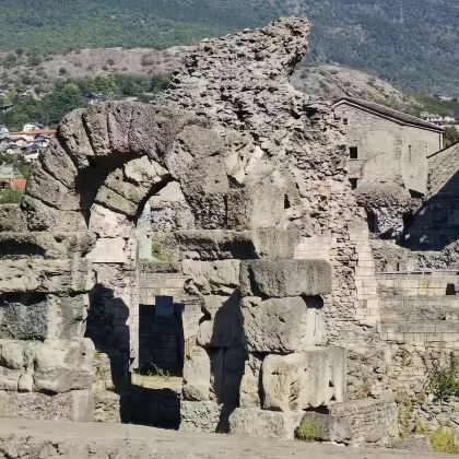 包车串联奥斯塔罗马剧院、凯旋门、地下拱廊与圣奥尔索教堂 包车串联奥斯塔罗马剧院、凯旋门、地下拱廊与圣奥尔索教堂