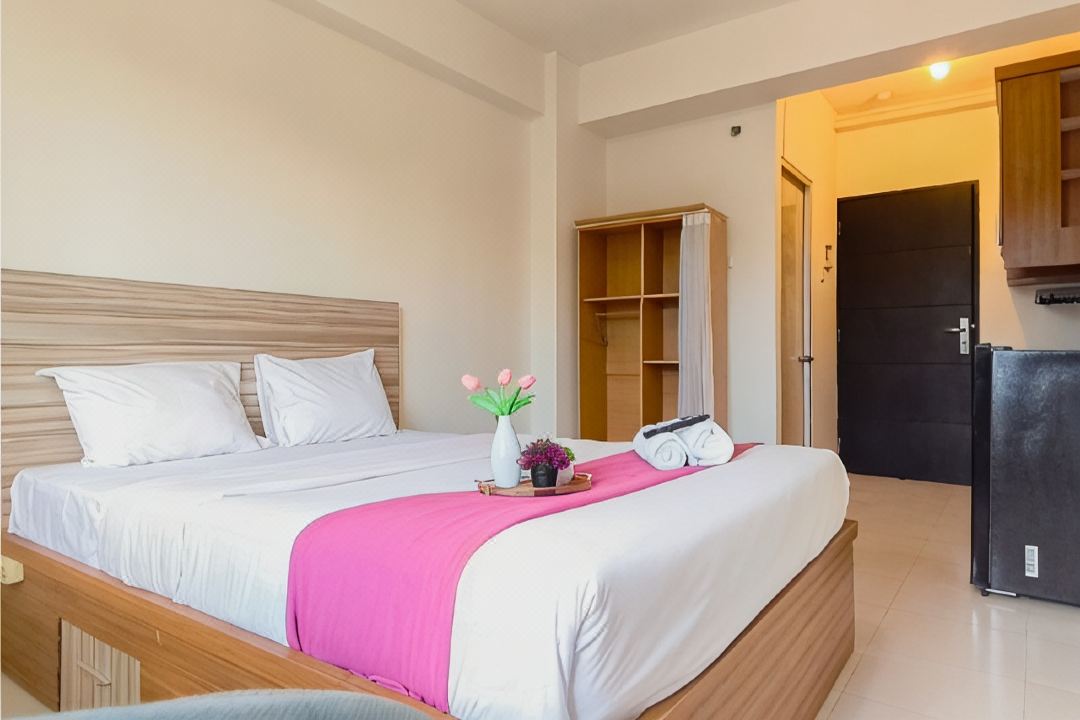 Restful and Warm Studio at Apartment Menara Rungkut By Travelio