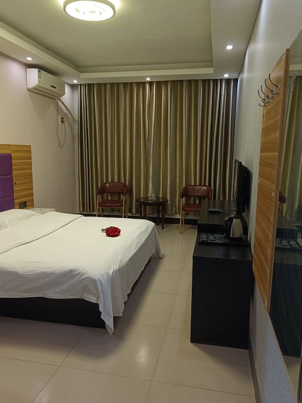 Xinzheng Huatai Express Hotel