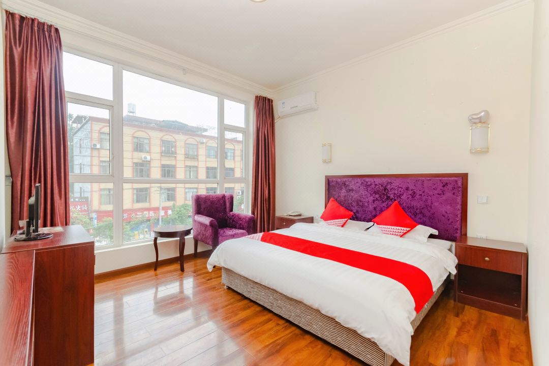 Chongzhou Long Totem Business Hotel