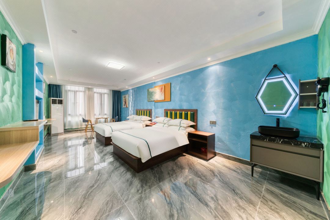 Changxing Red Leaf Art Hotel