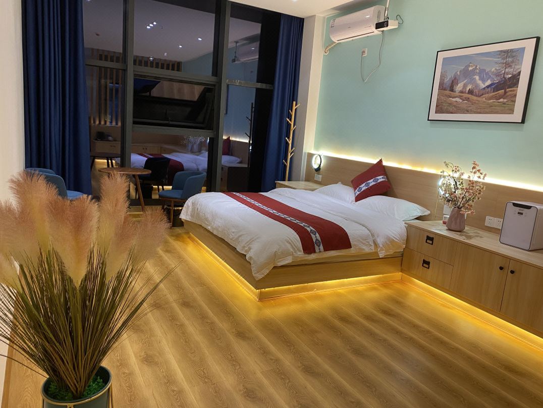 Silin Homestay (Leshan High-speed Railway Shihao Plaza)
