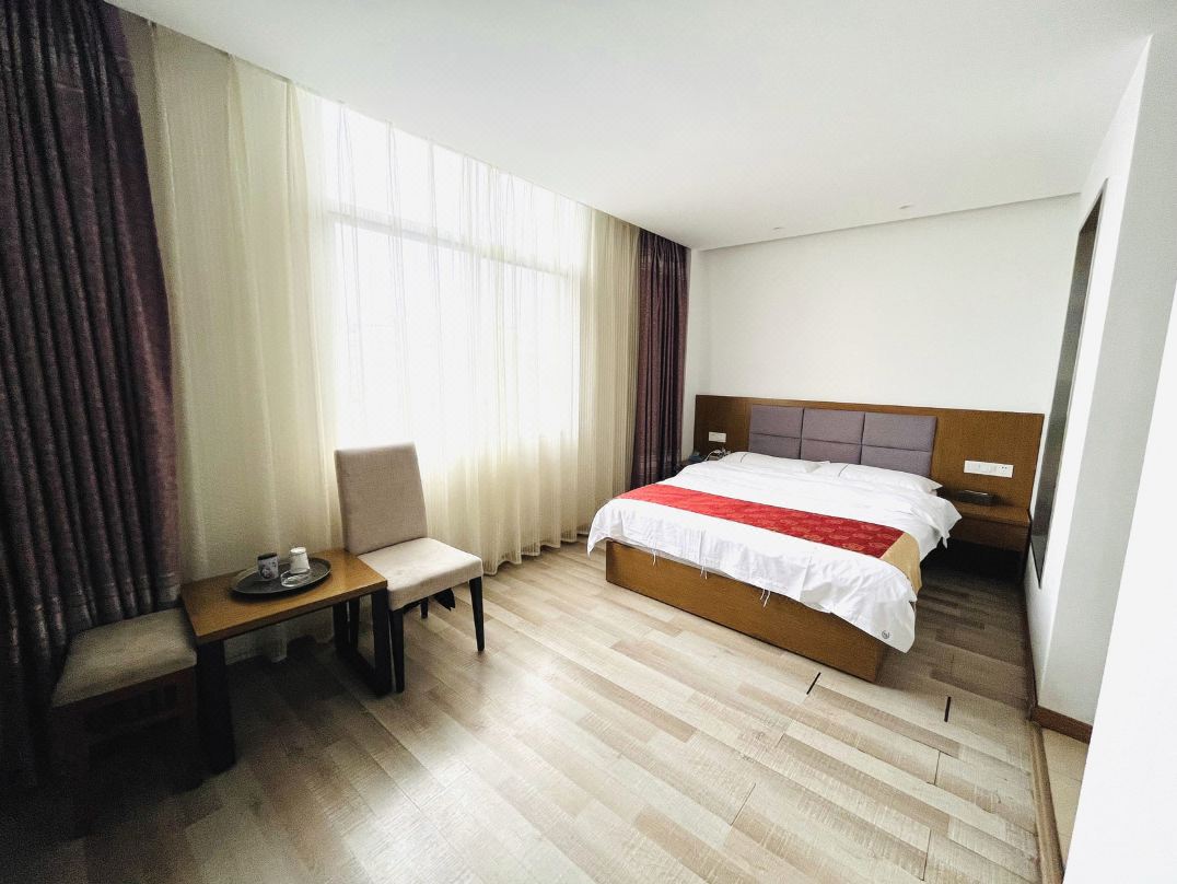 Guangnan Yibai Business Hotel