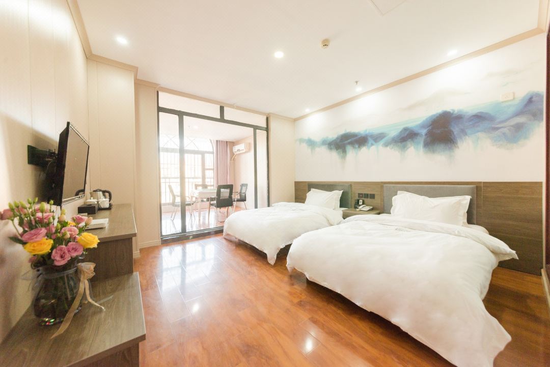 Qingmu Hotel (Nanjing Liuzhou East Road Subway Station)