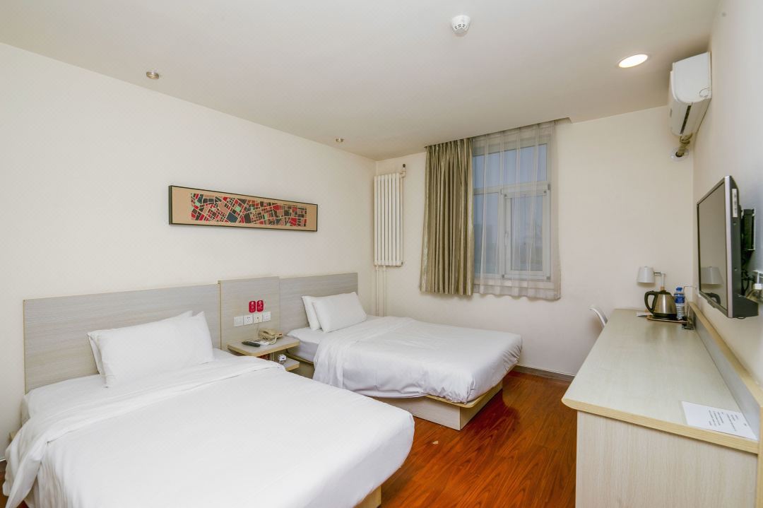 Huayi Hotel(Beijing Xiaocun Subway Station)