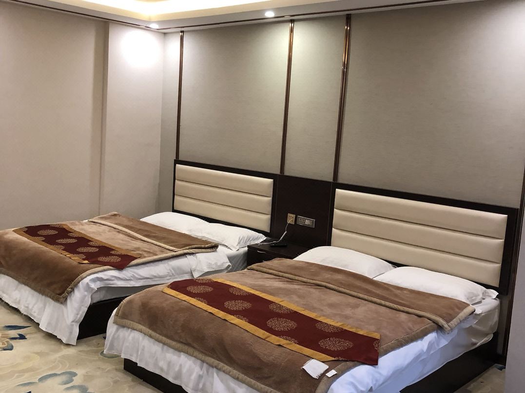 Zhaotong Huangbao Business Hotel