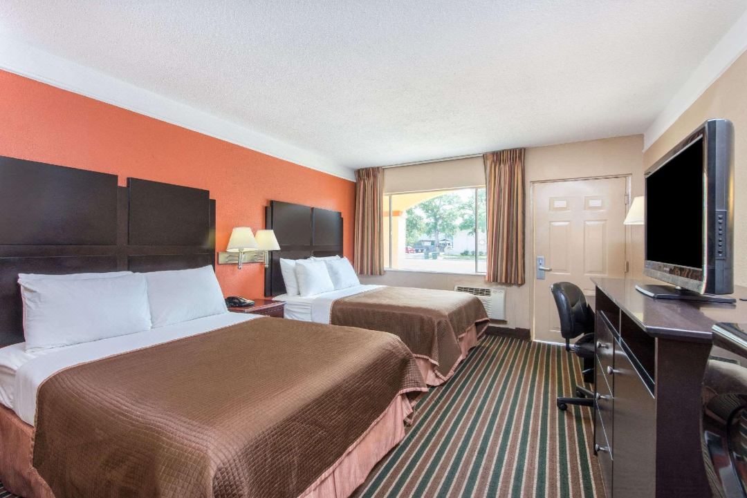 Howard Johnson by Wyndham Historic Lake Charles