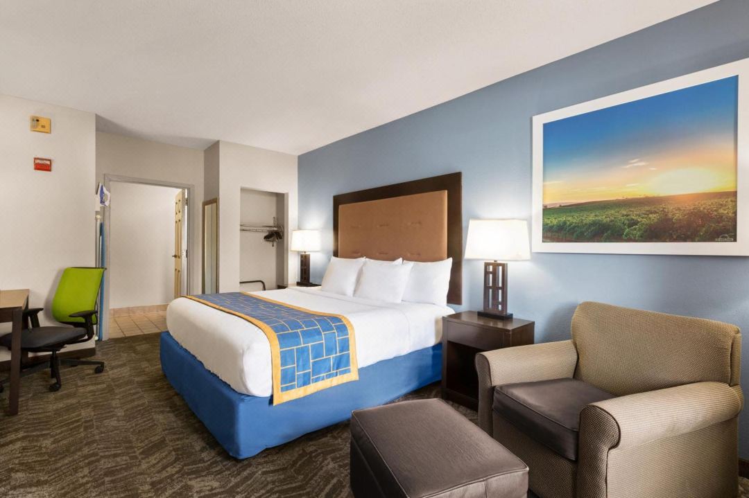 Days Inn & Suites by Wyndham Savannah Midtown