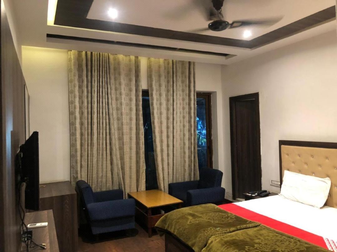 Hotel Rani Palace at Lake Fatehsagar