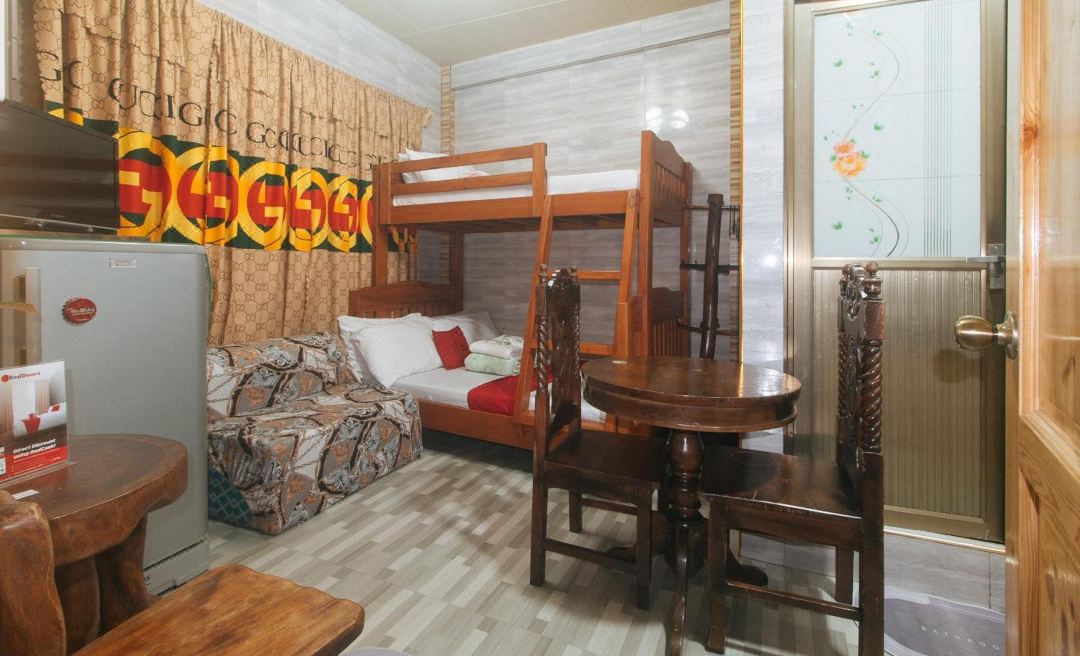 RedDoorz Hostel @ Faes Transient House