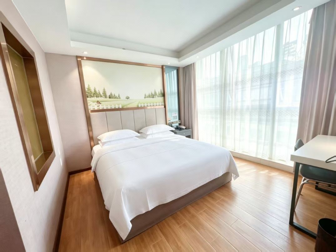 Bainian Hotel (Yiwu International Trade City)