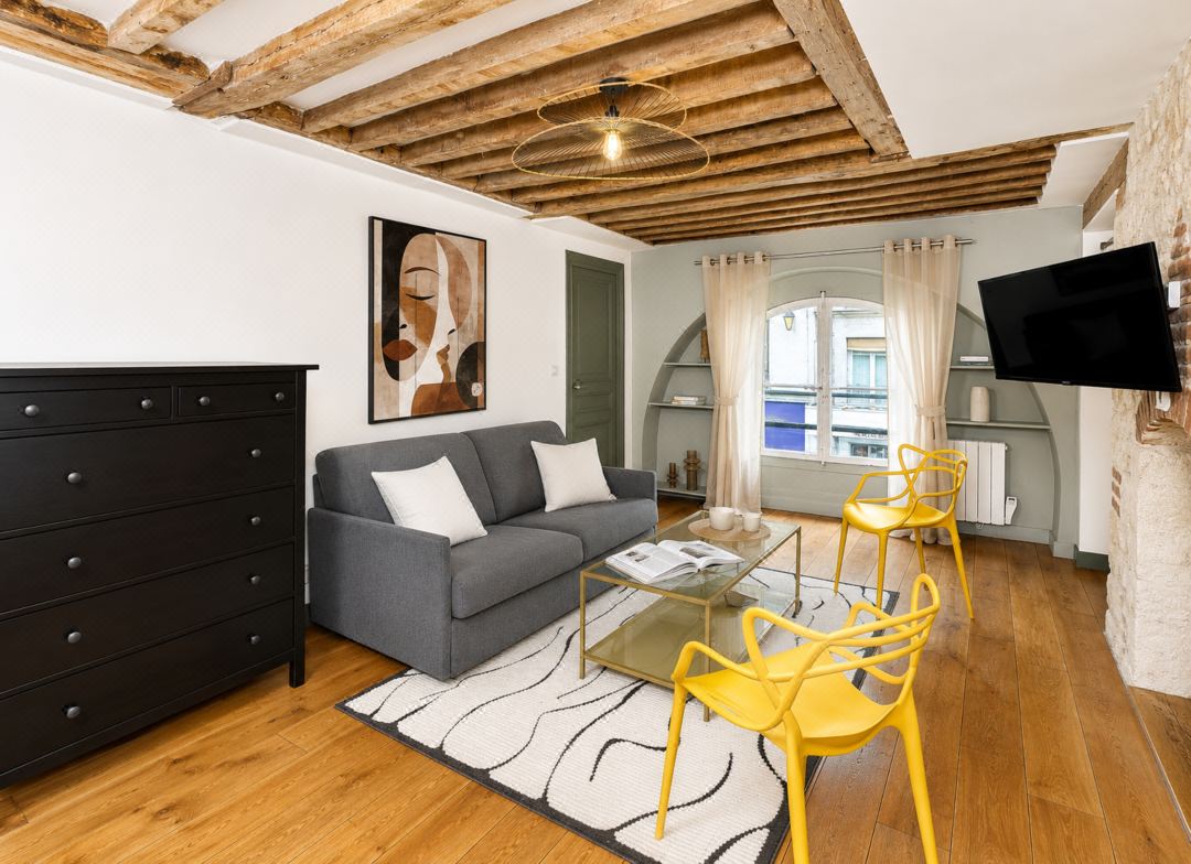 Authentic parisian property in the Marais