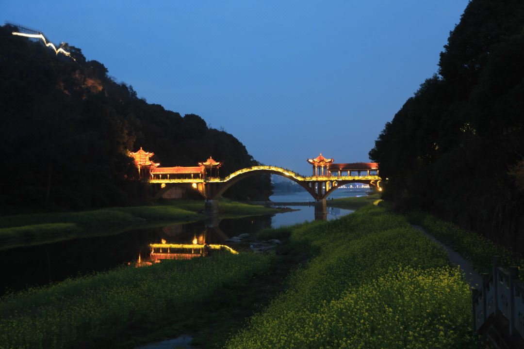Lingyun Qiaoshan B&B (South Gate of Leshan Giant Buddha Scenic Area)