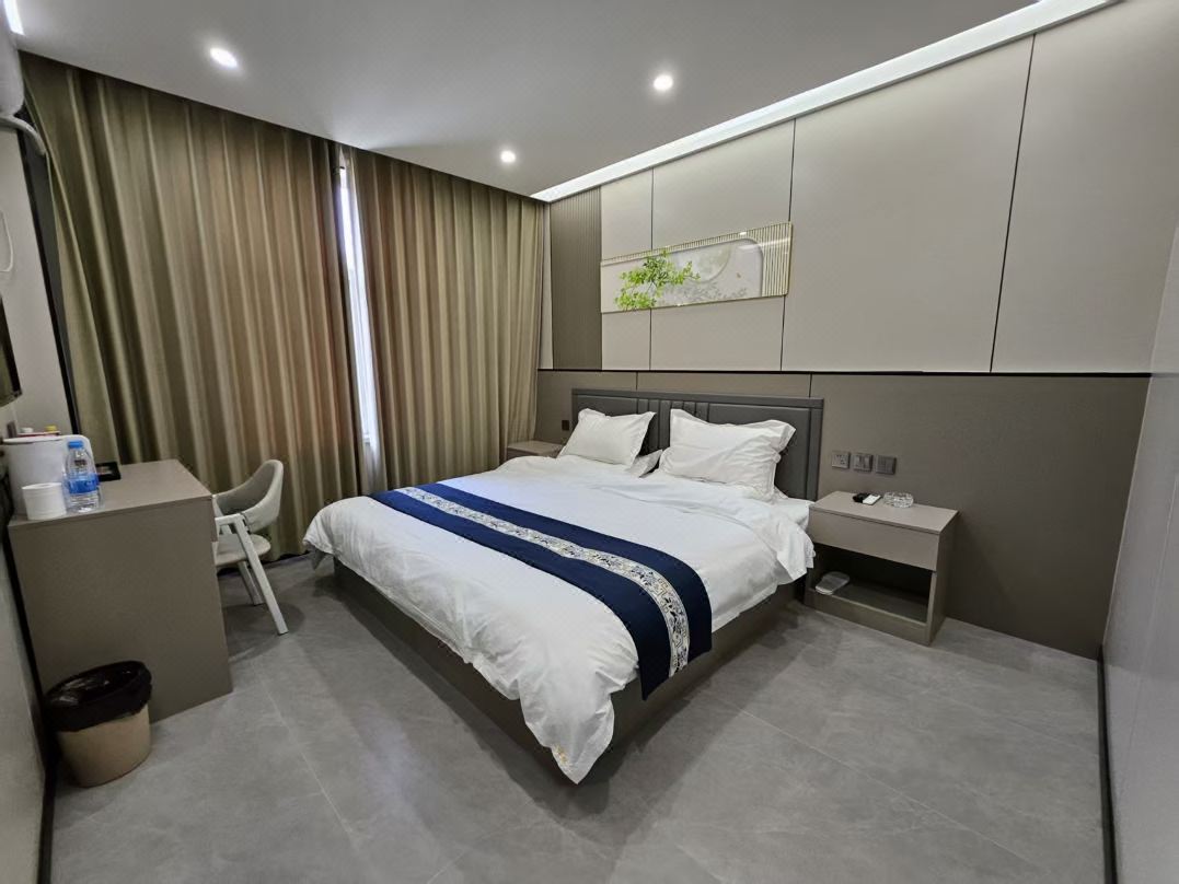 Fugu Jiangboyue Hotel